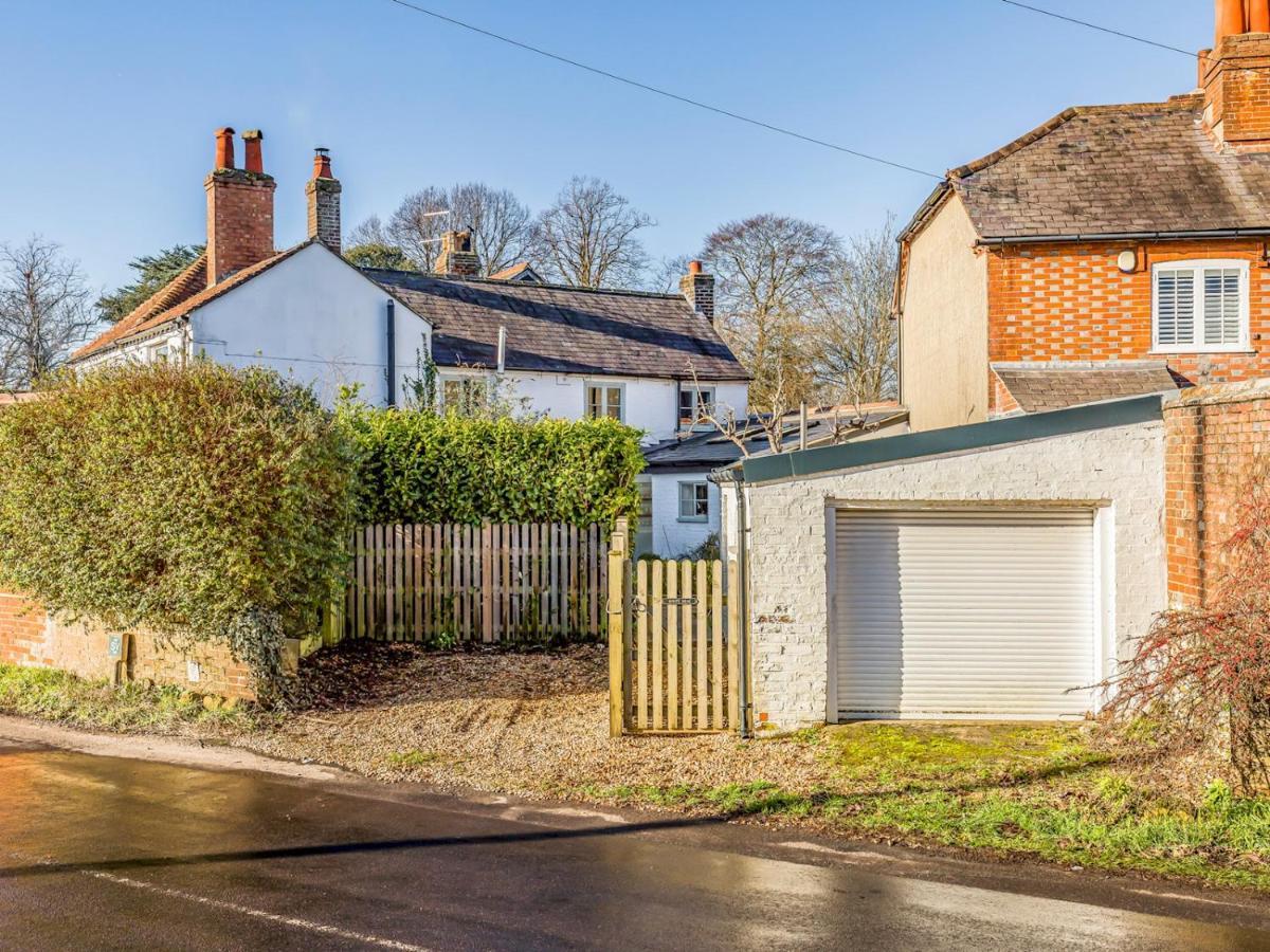 Pass The Keys Charming Downland Cottage Чичестер Экстерьер фото