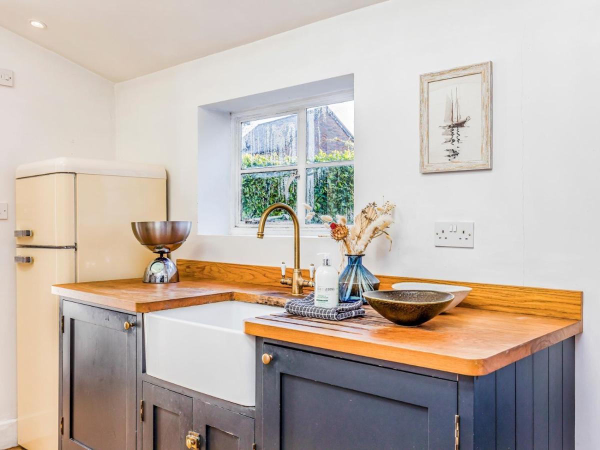 Pass The Keys Charming Downland Cottage Чичестер Экстерьер фото