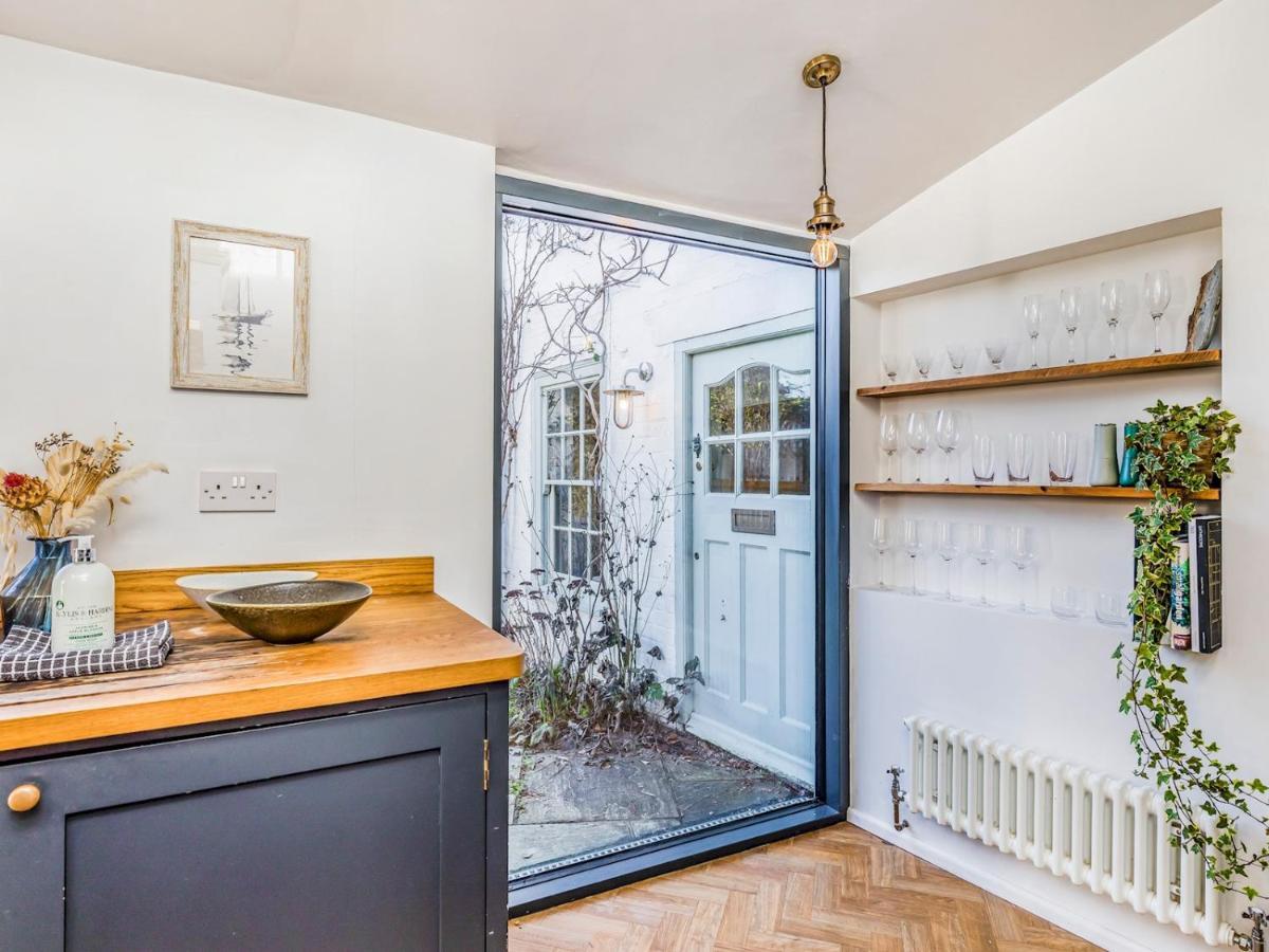 Pass The Keys Charming Downland Cottage Чичестер Экстерьер фото
